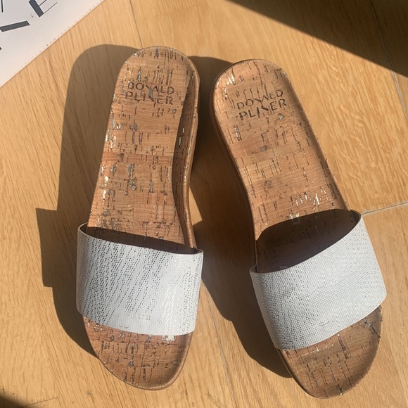 NWT DONALD PLINER Fiji  Metallic Zebra white Wedge Thong  Sz 8.5 - Picture 2 of 11